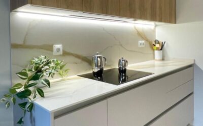Diseño para cocinas pequeñas luminosas y visualmente amplias